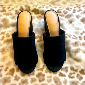 Size 7 Kelly and katie black slip on heels